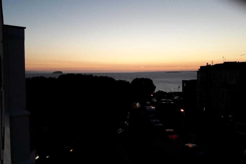 Modern Apartment With Stunning Sea View Weston-super-Mare Buitenkant foto